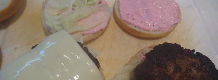 бургер по-кадженски с соусом из хрена и сметаны. Шаг 7