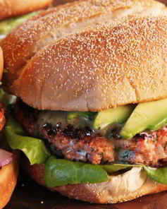 Бургер с говядиной и заправкой из натурального йогурта