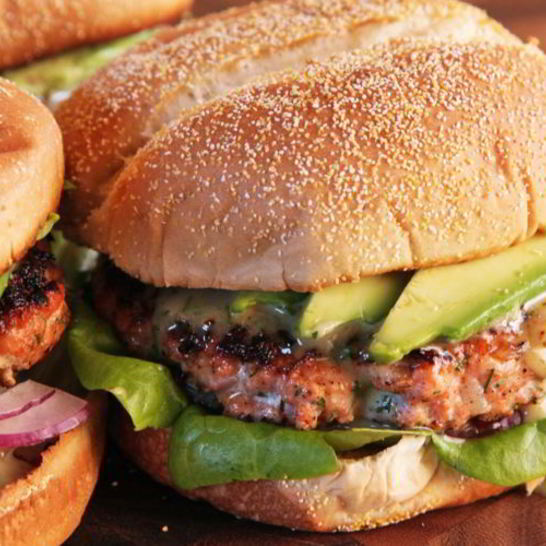 Рецепт бургера с говядиной и заправкой из натурального йогурта