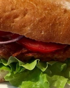 Бургер с куриной грудкой и коктейльным соусом