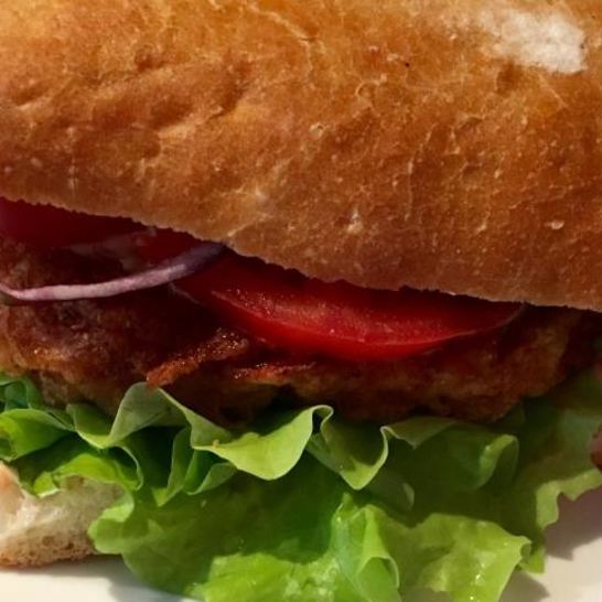 Рецепт бургера с куриной грудкой и коктейльным соусом