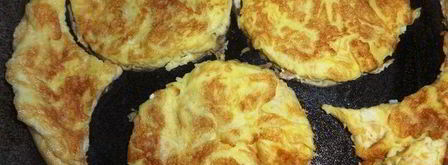 бургер с курицей, омлетом и огурцом. Шаг 4