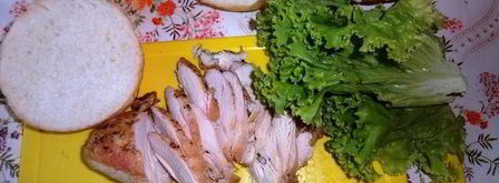 бургер с курицей, омлетом и огурцом. Шаг 5