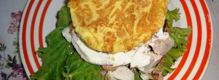 бургер с курицей, омлетом и огурцом. Шаг 7