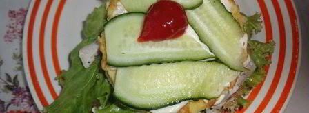 бургер с курицей, омлетом и огурцом. Шаг 8