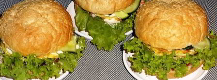 бургер с курицей, омлетом и огурцом. Шаг 10