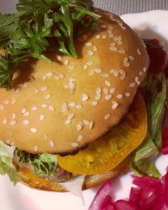 Бургер с желтым томатом