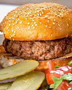 Бургер Элвис с салатом