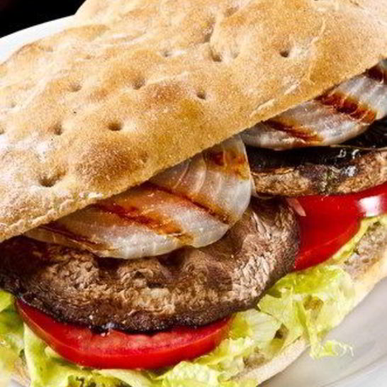 Рецепт бургеров на гриле с портобелло, розмарином и рукколой