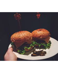 Бургеры с бараниной и перцем халапеньо