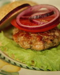 Бургеры с тунцом, луком и помидорами