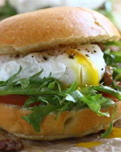 Гамбургеры со свининой, яйцами и помидором