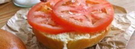 гамбургеры со свининой, яйцами и помидором. Шаг 3