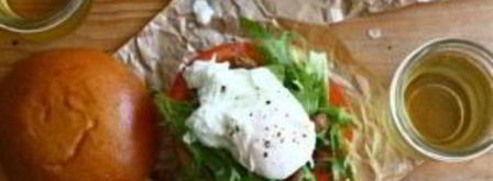 гамбургеры со свининой, яйцами и помидором. Шаг 4