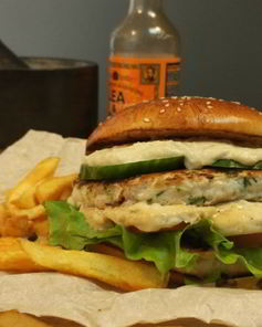 Куриный бургер с соусом блю-чиз