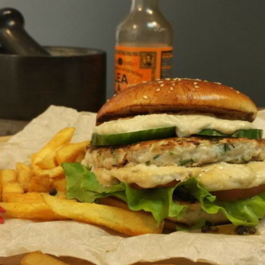 Рецепт куриного бургера с соусом блю-чиз