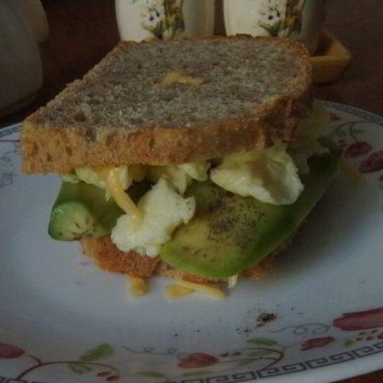 Рецепт бутерброда с яичницей-болтуньей и авокадо