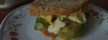 бутерброд с яичницей-болтуньей и авокадо. Шаг 3