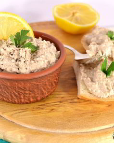 Бутербродная намазка из рыбных консервов, яиц и плавленного сыра