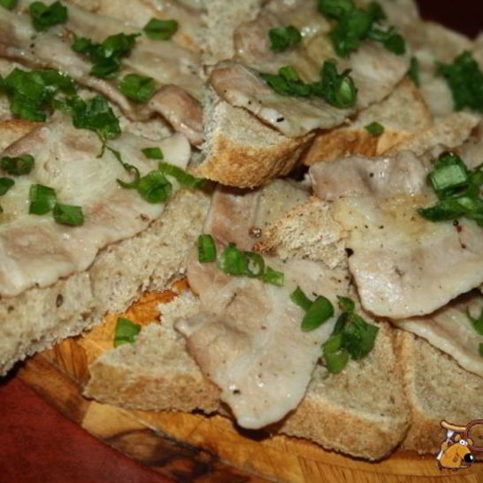 Рецепт бутербродов с беконом и зеленым луком на мангале