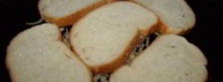 бутерброды с колбасой на сковороде. Шаг 3