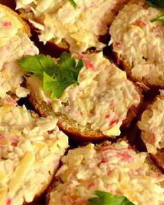 Бутерброды с крабовыми палочками, сыром и сметаной