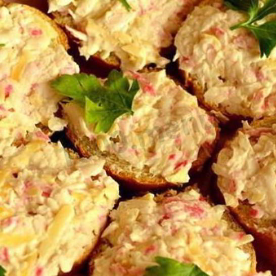Рецепт бутербродов с крабовыми палочками, сыром и сметаной