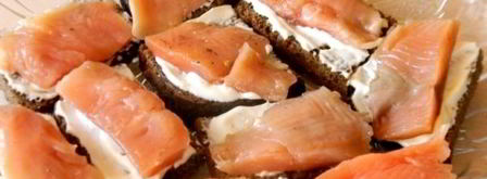 бутерброды с красной рыбой и огурцом. Шаг 7