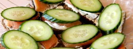 бутерброды с красной рыбой и огурцом. Шаг 8