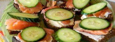 бутерброды с красной рыбой и огурцом. Шаг 9