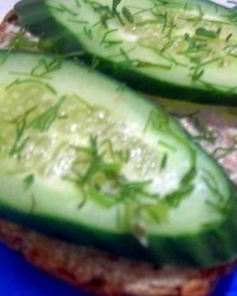 Бутерброды с паштетом и огурцом