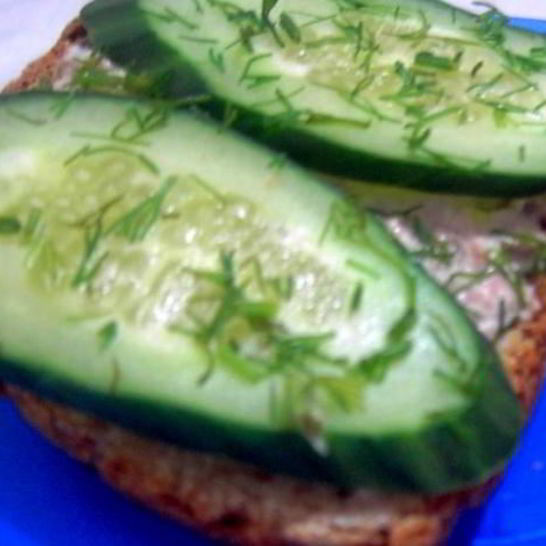 Рецепт бутербродов с паштетом и огурцом