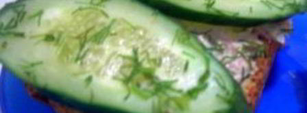 бутерброды с паштетом и огурцом. Шаг 6