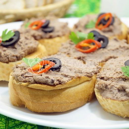 Бутерброды с паштетом из куриной печени