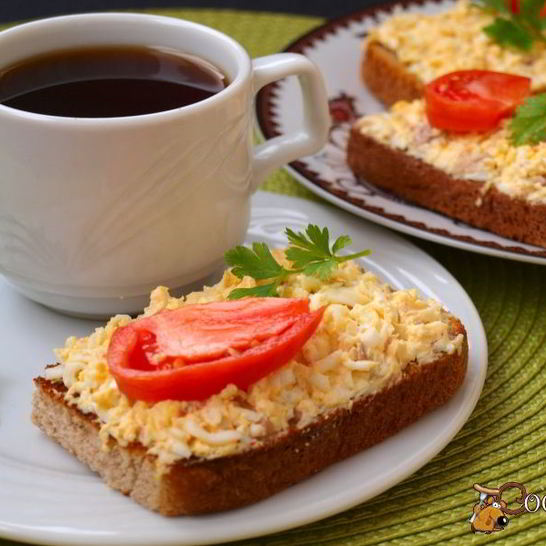 Рецепт бутербродов с печенью трески, яйцом и плавленым сыром