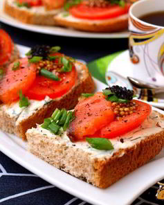 Бутерброды с семгой, помидорами и плавленным сыром