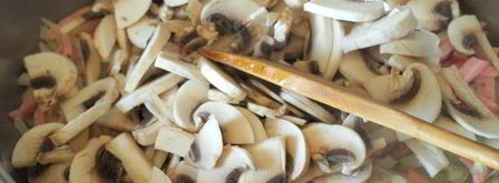 бутерброды с шампиньонами и колбасой в духовке. Шаг 3