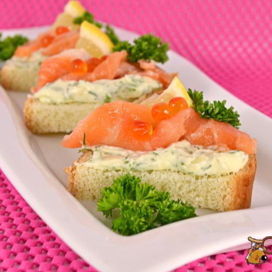 Рецепт бутербродов с зеленым маслом и слабосоленой семгой