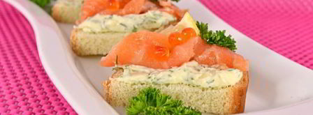 бутерброды с зеленым маслом и слабосоленой семгой. Шаг 4