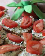 Бутерброды с зеленью и помидорами