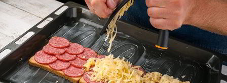 горячие бутерброды с колбасой и сыром. Шаг 5