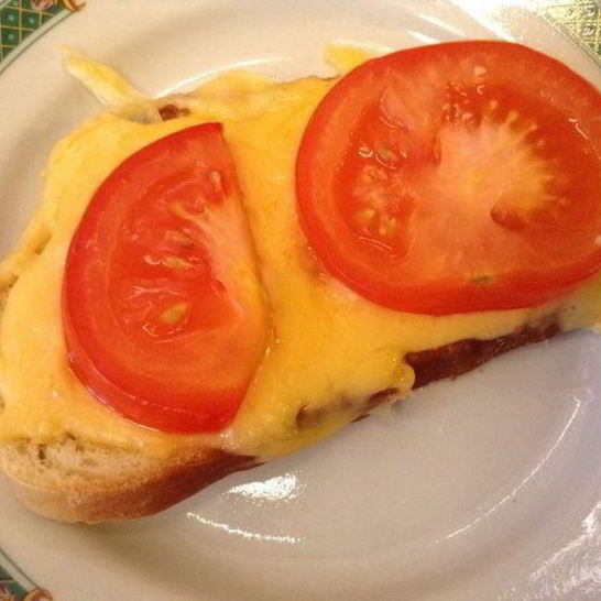 Рецепт горячих бутербродов с сыром, помидорами и чесноком