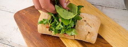 горячий бутерброд с колбасой и сметанным соусом. Шаг 5