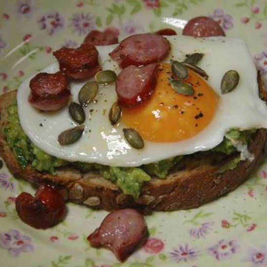 Рецепт хитрого бутерброда с авокадо и яичницей