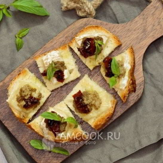 Рецепт мини-бутербродов с бри, тапенадой и вялеными помидорами