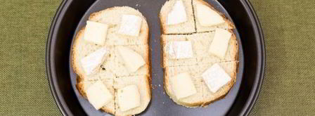 мини-бутерброды с бри, тапенадой и вялеными помидорами. Шаг 4