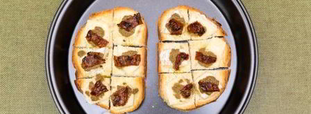 мини-бутерброды с бри, тапенадой и вялеными помидорами. Шаг 11