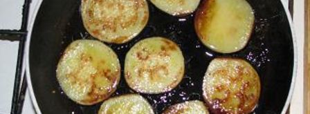 острый бутерброд с обжаренным баклажаном и помидором. Шаг 2