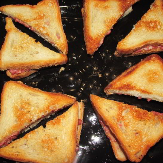 Рецепт закрытых бутербродов с сырома и колбасоя