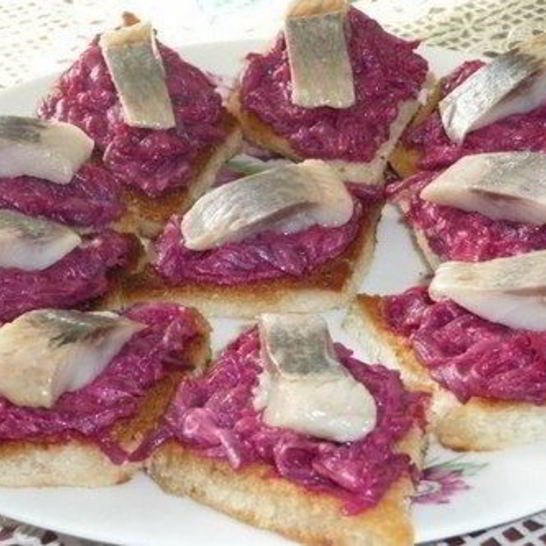 Рецепт закусочных бутербродиков с сельдью и свеклой